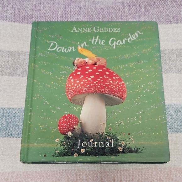 Anne Geddes 'Down in the Garden' Journal - Picture 1 of 6